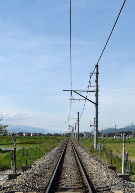 真っ直ぐ続く線路と青空