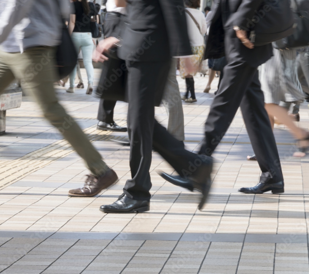 街中の雑踏と人々の足元