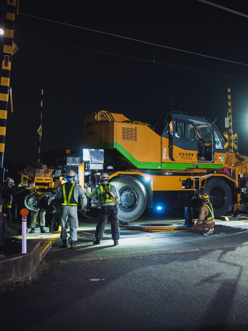 軌陸車を線路に設置している作業風景