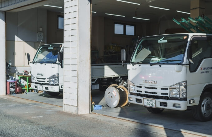 日東電気工事株式会社が所有する２台のトラック