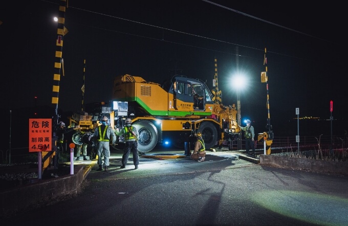 軌陸車を線路に設置する作業風景